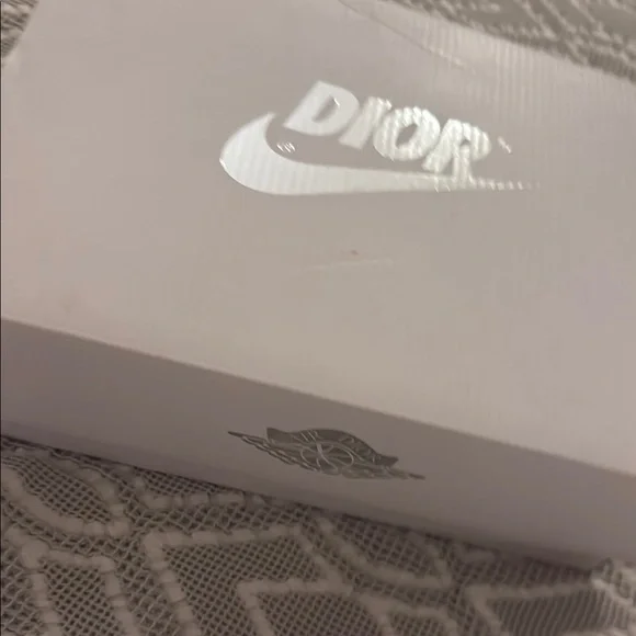 Nike Dior style Gray and White Athletic Shoes with Sleek Design - Picture 7 of 7